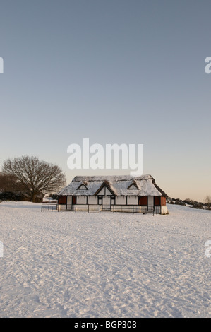 Die schneebedeckte Cricket Pavillion am Boltons Bank am Lyndhurst im New Forest National Park in Hampshire, England. Stockfoto