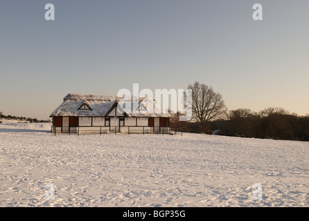 Die schneebedeckte Cricket Pavillion am Boltons Bank am Lyndhurst im New Forest National Park in Hampshire, England. Stockfoto