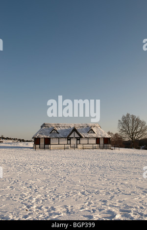 Die schneebedeckte Cricket Pavillion am Boltons Bank am Lyndhurst im New Forest National Park in Hampshire, England. Stockfoto