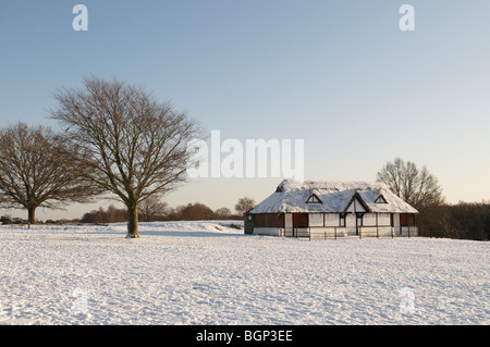 Die schneebedeckte Cricket Pavillion am Boltons Bank am Lyndhurst im New Forest National Park in Hampshire, England. Stockfoto