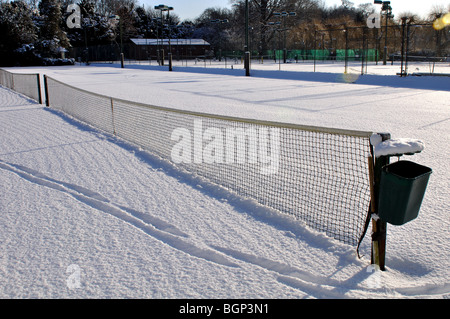 Tennisplätze in Schnee bedeckt, Warwick, UK Stockfoto