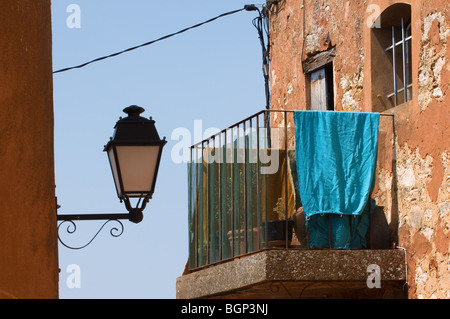 Balkon von Ocker gefärbt Haus und Laterne, Roussillon, Vaucluse, Provence-Alpes-Côte d ' Azur, Provence, Frankreich Stockfoto