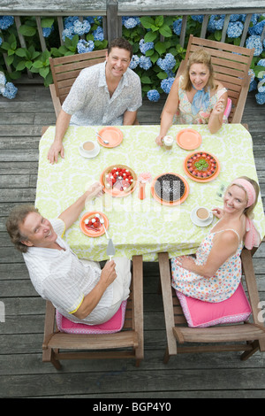 Erhöhte Ansicht von zwei Paaren an einem Esstisch sitzen Stockfoto