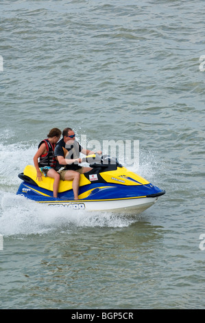 Zwei Männer fahren Jet-Ski auf der Nordsee, Belgien Stockfoto