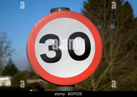 Dreißig Meilen Tempolimit Verkehrszeichen 30 km/h Stockfoto