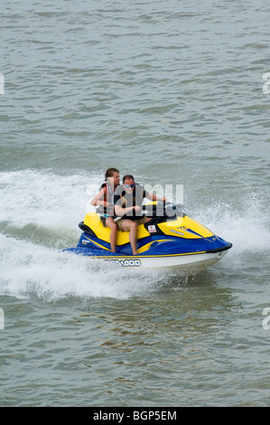 Zwei Männer fahren Jet-Ski auf der Nordsee, Belgien Stockfoto