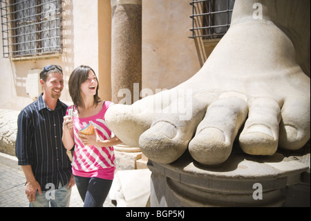 Junges Paar auf der Suche auf freiem Fuß-Statue im Kapitolinischen Museum in Stockfoto