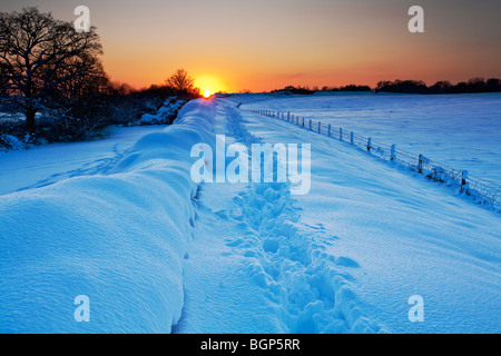 Winter-Dämmerung im Schnee auf den Roman Wall, geht, Hampshire, Uk Stockfoto