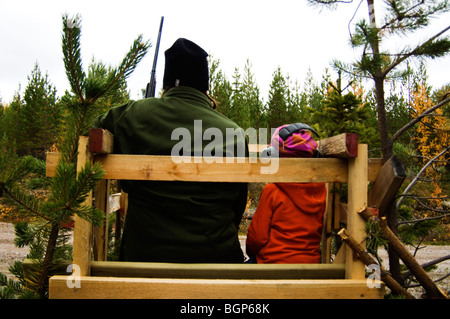 Eine Frau und ein Kind, Jagd, Schweden. Stockfoto