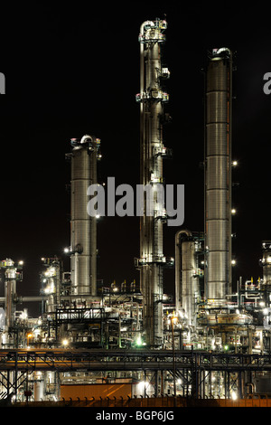 Raffinerie Schornsteine der petrochemischen Industrie, die nachts beleuchtet Stockfoto