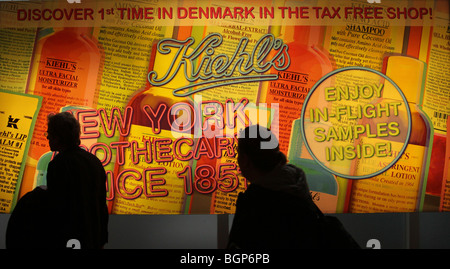 Geschäfte am Flughafen Kopenhagen Kastrup; Dezember 2009 Stockfoto