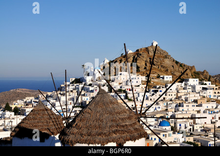 Ansicht von Chora (Hauptort) und Windmühlen unter frühen Morgenlicht, Insel Ios, Griechenland Stockfoto