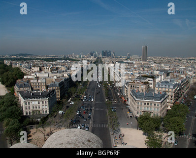 La Défense und Panoramablick über Paris von oben auf den Arc de Triomphe (Triumphbogen) gesehen. Paris. Frankreich Stockfoto