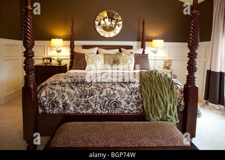 Himmelbett Kingsize Doppelbett im Schlafzimmer in eleganten, warmen Farben eingerichtet. Amerikanischen Landschaft Luxus Wohnlandschaft Stockfoto