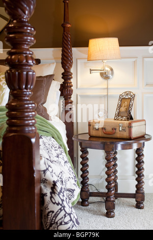 Aus Holz geschnitzten Bett und Schrank mit Spiegel im 16. Jahrhundert