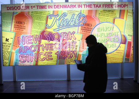 Geschäfte am Flughafen Kopenhagen Kastrup; Dezember 2009 Stockfoto