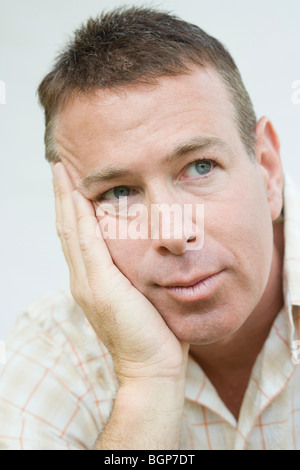 Nahaufnahme eines reifen Mannes denken Stockfoto
