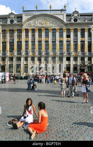 Touristen und Haus der Herzöge von Brabant / der Hertogen Huis van Brabant am Grand Place / Grote Markt, Brüssel, Belgien Stockfoto