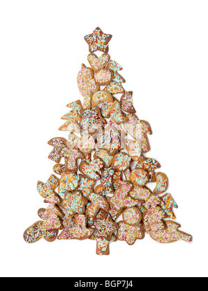 Verschiedene Formen von Lebkuchen Kuchen in Form von Weihnachtsbaum über weißen angeordnet Stockfoto