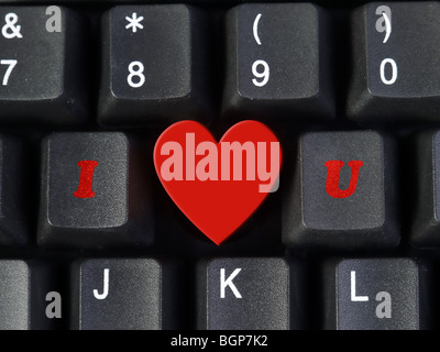 Ich liebe dich Akronym arrangiert von Computer-Tastatur-Tasten I und U mit Herzform, die Liebe Wort darstellt Stockfoto