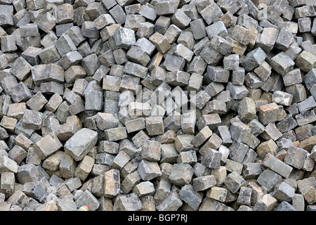 Kopfsteinpflaster Steinhaufen als Baumaterial für die Pflasterung der Straße Stockfoto