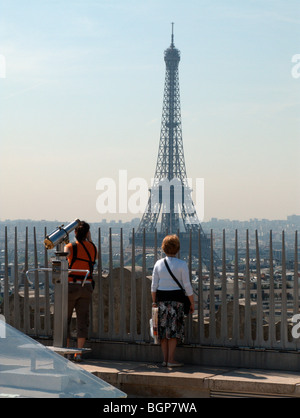 Eiffelturm und Panoramablick über Paris von oben auf den Arc de Triomphe (Triumphbogen) gesehen. Paris. Frankreich Stockfoto
