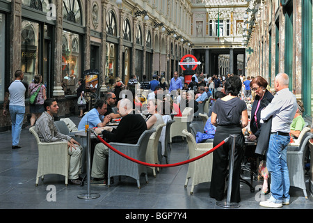 Touristen-shopping bei der Queen Gallery / Galerie De La Reine / Sankt Hubertus Gallery, Brüssel, Belgien Stockfoto