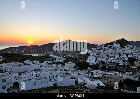Panorama des Sonnenuntergangs hinter Sikinos Insel, fotografiert von Saint Anargiri Kapelle bei Chora, Insel Ios, Griechenland Stockfoto