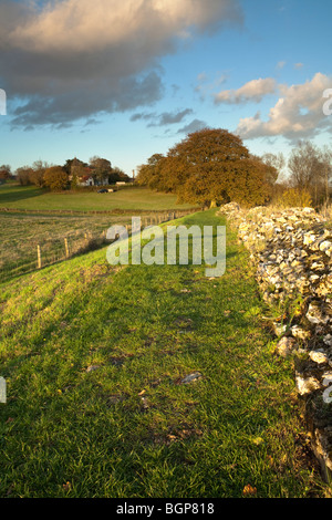 Der Roman Wall Blick auf St Mary the Virgin Church in geht, Hampshire, Uk Stockfoto