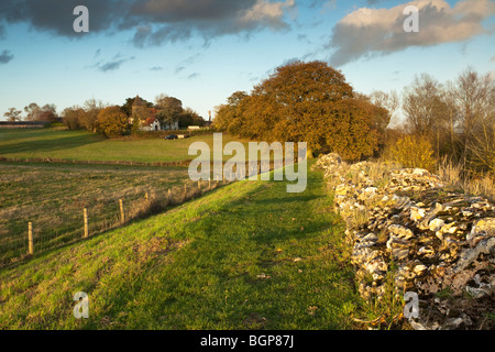 Der Roman Wall Blick auf St Mary the Virgin Church in geht, Hampshire, Uk Stockfoto