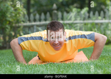 Porträt eines reifen Mannes, die Ausübung in einem Garten Stockfoto