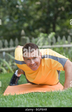 Porträt eines reifen Mannes, die Ausübung in einem Garten Stockfoto