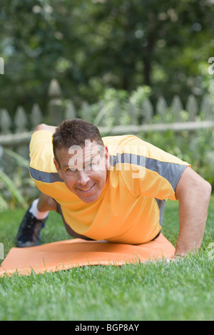 Porträt eines reifen Mannes, die Ausübung in einem Garten Stockfoto