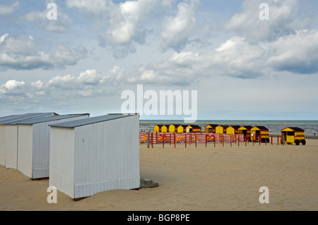 Reihe von bunten Strandkabinen auf Rädern entlang der Nordseeküste in De Panne, Belgien Stockfoto