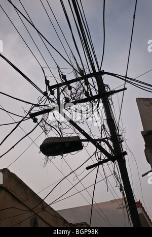 Eine Masse von verschlungenen Telefonkabel auf einen Laternenpfahl, Delhi, Indien Stockfoto