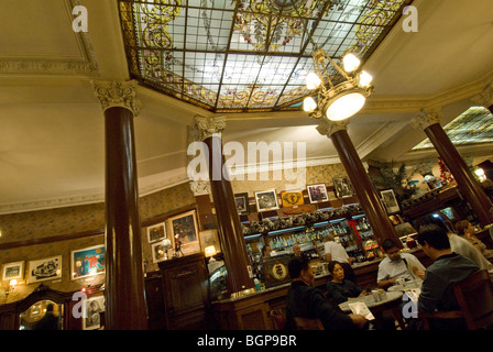 Menschen Essen im Cafe Tortoni, Buenos Aires, Argentinien Stockfoto