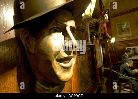 Nahaufnahme der Skulptur Gesicht im Cafe Tortoni, Buenos Aires, Argentinien Stockfoto