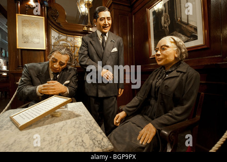 Skulptur-Modelle von berühmten Kunden im Cafe Tortoni, Buenos Aires, Argentinien Stockfoto