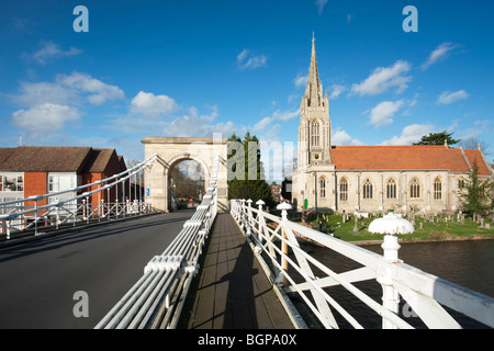 Alle Heiligen Kirche und Turm von Straßenbrücke Marlow, Buckinghamshire, Großbritannien Stockfoto