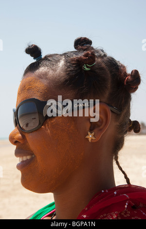 Madagassischen Frau in Chanel Sonnenbrillen, Morondava, Madagaskar Stockfoto