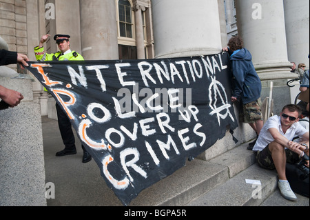 Raum-Hijacker "Schuldig" Party im Bank Proteste Polizeigewalt bei G20-Protest. IPCC = internationale Polizei vertuschen von Verbrechen Stockfoto