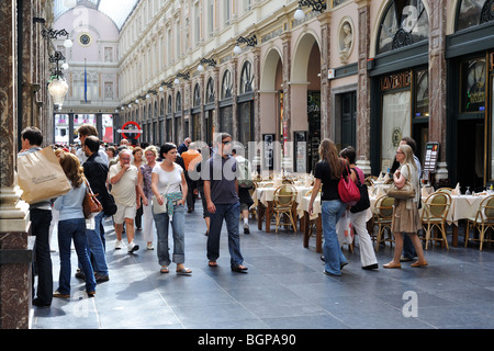 Touristen-shopping bei der Queen Gallery / Galerie De La Reine / Sankt Hubertus Gallery, Brüssel, Belgien Stockfoto