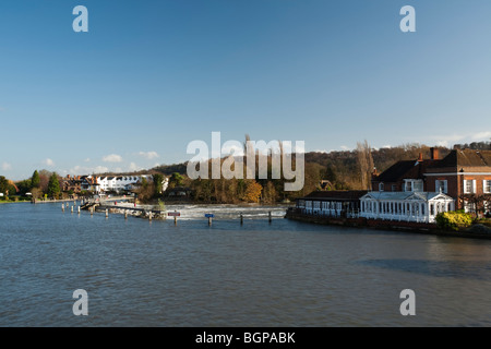 Marlow-Schleuse und Wehr von Straßenbrücke Marlow, Buckinghamshire, Großbritannien Stockfoto