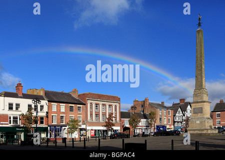 Ein Regenbogen leuchtet am blauen Himmel über den Platz von Ripon Marktstadt. Stockfoto