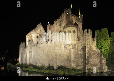 Die mittelalterliche Burg Gravensteen / Schloss des Grafen in der Nacht in Gent, Belgien Stockfoto