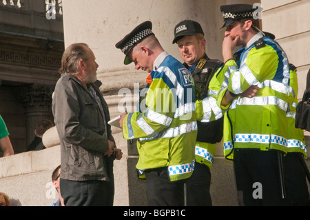 Raum-Hijacker organisiert eine "Guilty" Party bei der Bank aus Protest gegen Polizeigewalt an die G20-Proteste. Polizist-Frage Stockfoto