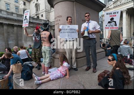 Raum-Hijacker "Guilty" party im Bank am Maifeiertag aus Protest gegen Polizeigewalt an die G20-Proteste. Menschen mit Plakaten Stockfoto