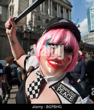 Raum-Hijacker "Schuldig" Party im Bank Proteste Polizeigewalt an die G20-Proteste. "Metropolitan Frieden" Frau droht mir. Stockfoto