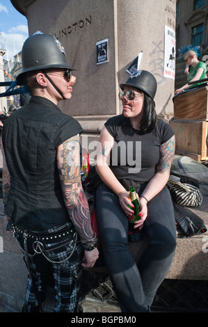 Space-Hijacker "Schuldig" Partei bei der Bank am Maifeiertag Proteste Polizeigewalt bei G20-Protest. Schweine mit Tattoos kam als Polizei Stockfoto