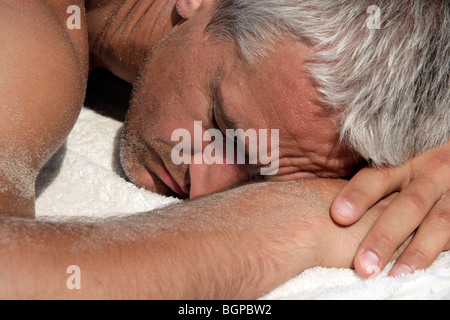 Close-up Portrait von reifer Mann schlafen am Strand Stockfoto